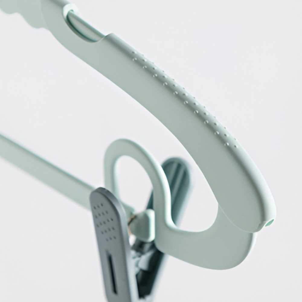 Set of 10 Children's Hangers, Expandable, Clips Included, Textured Edges, Polypropylene