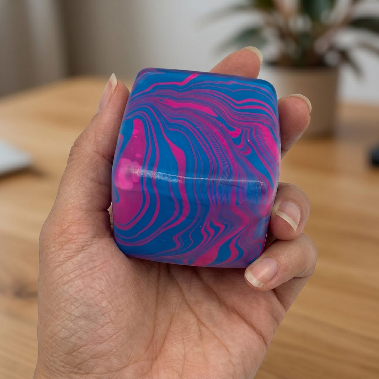Jucarie Squishy tip Needoh, Forma Cub, Model Linii Flow din Maltoza, Antistres Senzoriala, 5x5cm