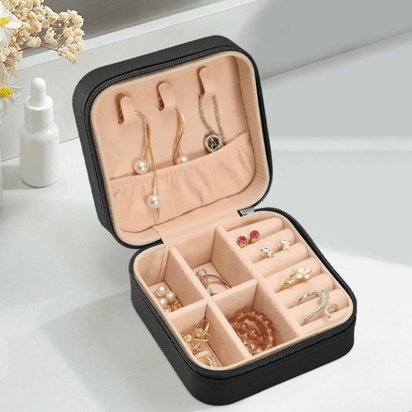 Cutie Organizare Bijuterii, 4 Compartimente, Agatatori, Interior din Catifea, Inchidere cu Fermoar, 10x10x5cm, Negru, Alb